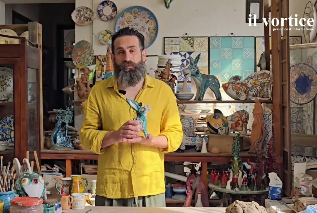 C’è un simbolo che, più di ogni altro, racconta l’anima di Vietri sul Mare e la tradizione della sua ceramica: l’asinello vietrese.