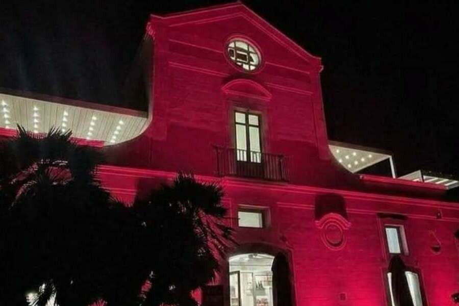 La Casina dell'Aquila a Pompei, illuminata di amaranto
